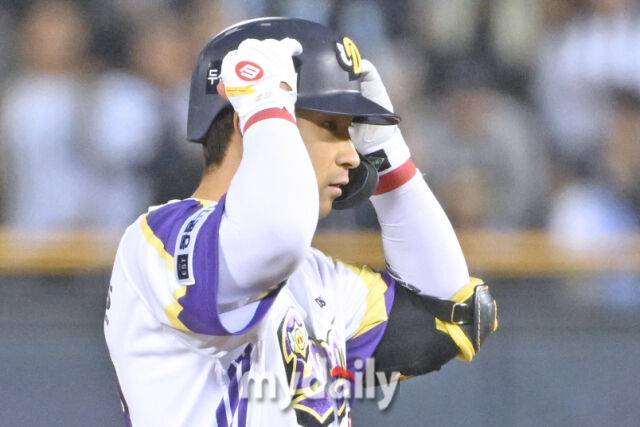 7일 서울 잠실야구장에서 열린 '2025 신한 SOL BANK KBO리그' LG 트윈스와 두산 베어스 경기.두산 강승호가 6회말 무사 만루에서역전 2타점 2루타를 친 후 베이스를 밟고 있다./잠실=한혁승 기자