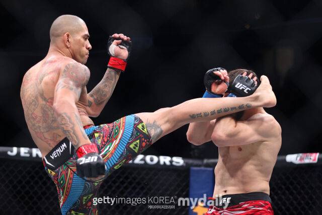 페레이라(왼쪽)가 안칼라예프와 대결에서 헤드킥을 날리고 있다. /게티이미지코리아