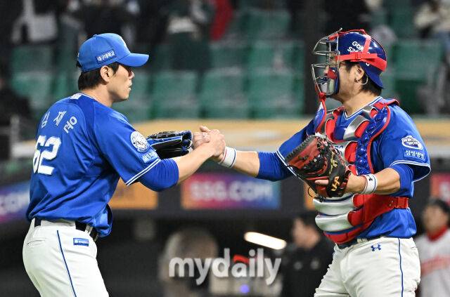 29일 오후 인천광역시 문학동 SSG랜더스필드에서 진행된 '2025 프로야구 KBO리그' SSG랜더스와 삼성라이온즈의 경기. 삼성 김재윤과 강민호가 9회말 삼자범퇴로 막은 뒤 환호하고 있다./마이데일리