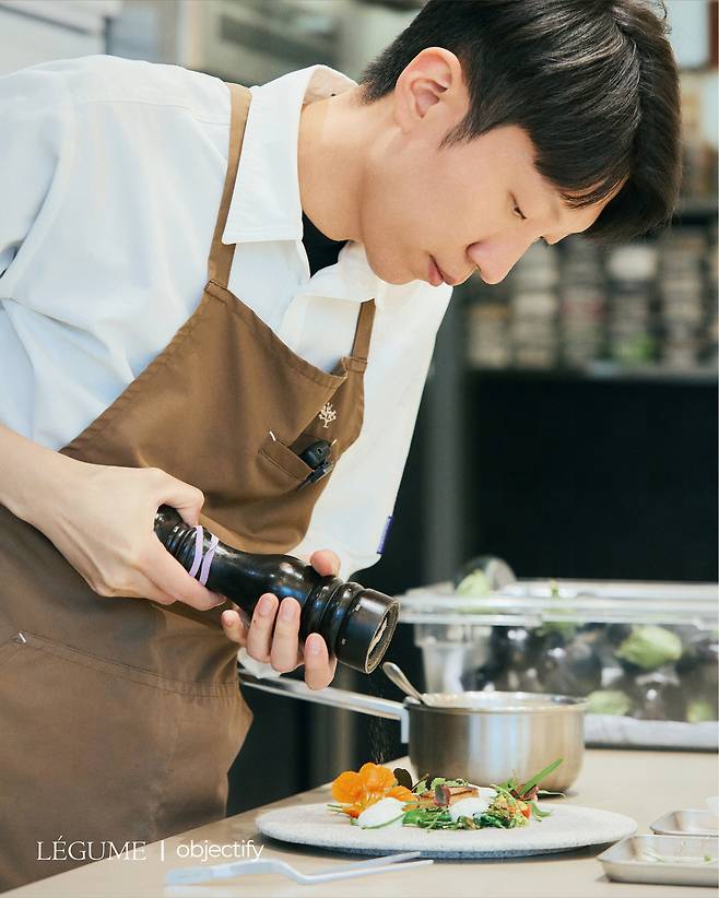 요리를 하는 성시우 셰프. 레귬 제공