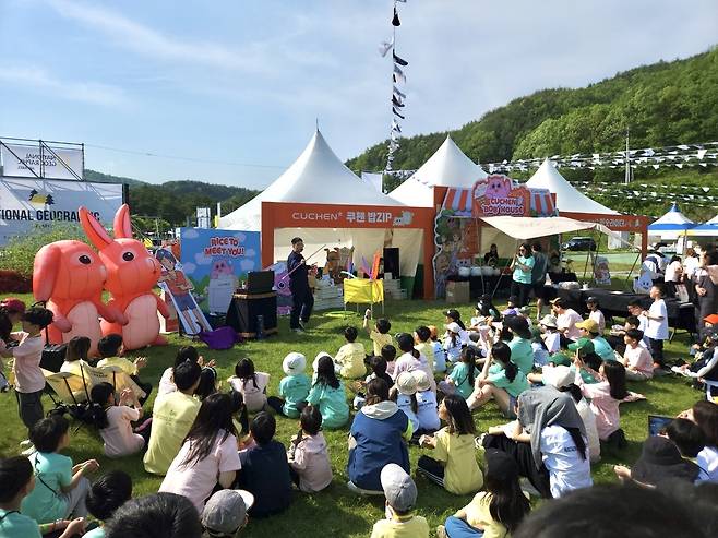 지난 2일 경북 영주호오토캠핑장에서 열린 ‘2025 내셔널지오그래픽 어패럴 패밀리 캠핑 위크엔드’의 쿠첸 밥 하우스 부스에 사람들이 몰려 있다.[쿠첸 제공]