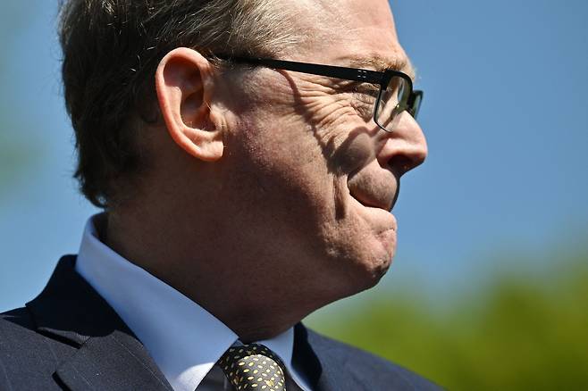 케빈 해싯 백악관 국가경제위원회(NEC) 위원장이 지난달 18일(현지시간) 워싱턴 DC에서 TV 인터뷰를 마친 후 백악관 웨스트 윙 밖에서 기자들과 이야기를 하면서 잠시 입을 앙다물고 있다. [AFP]