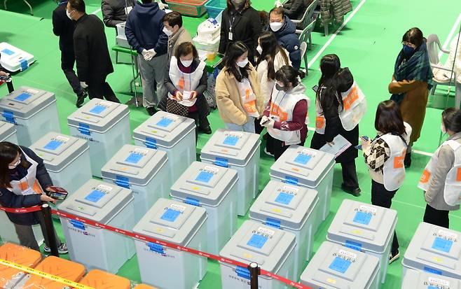 도착한 개표함 확인하는 개표참관인들.[뉴시스]