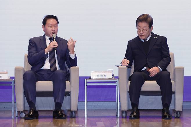 최태원(왼쪽) 대한상공회의소 회장이 8일 서울 중구 대한상공회의소에서 열린 이재명 더불어민주당 대통령 선거 후보 초청 경제5단체 간담회에서 정책 제언을 하고 있다.  [국회사진기자단]