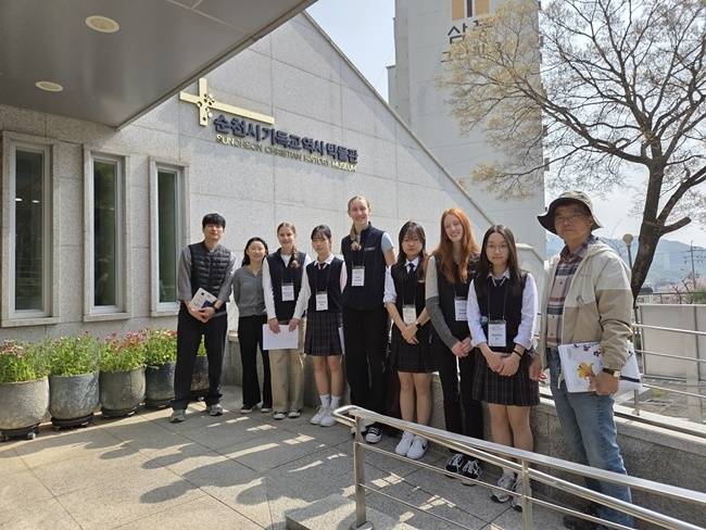 순천을 방문한 외국인들이 순천기독교역사박물관에서 기념 촬영하고 있다.