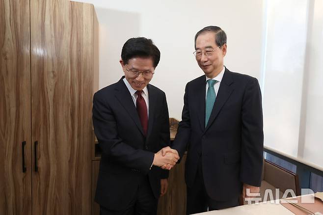 [서울=뉴시스] 고승민 기자 = 김문수 국민의힘 대선 후보와 한덕수 무소속 대선 후보가 7일 서울 종로구의 한 식당에서 단일화 관련 회동을 하고 있다. (공동취재) 2025.05.07. photo@newsis.com