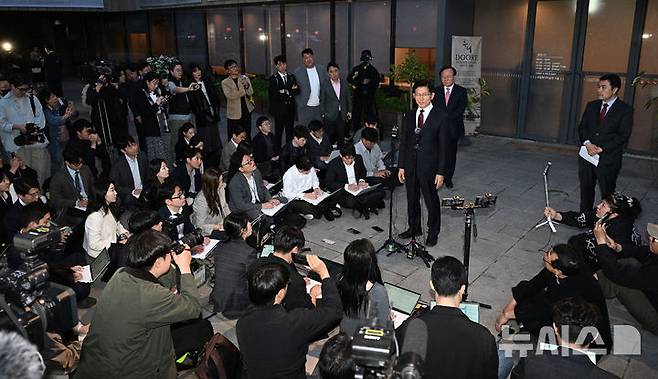 [서울=뉴시스] 고승민 기자 = 김문수 국민의힘 대선 후보가 7일 서울 종로구 한 식당에서 한덕수 무소속 대선 후보와 단일화 관련 회동을 마치고 브리핑을 하고 있다. (공동취재) 2025.05.07. photo@newsis.com