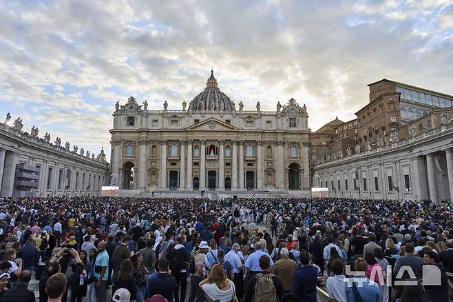 [바티칸=AP/뉴시스] 7일(현지 시간) 바티칸 시국 성 베드로 광장에 모인 사람들이 시스티나 성당 굴뚝에서 교황 선출 여부를 알리는 연기가 피어오르기를 기다리고 있다. 이날 제267대 교황을 선출하는 추기경들의 비밀회의 ‘콘클라베’ 첫 투표가 실시됐으며, 교황이 선출되지 않으면 굴뚝에서 검은 연기가, 선출되면 흰 연기가 피어올라 결과를 알린다. 2025.05.08.