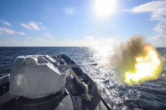 [서울=뉴시스] 중국군 남부전구 사령부가 지난해 10월 영유권 분쟁 수역인 남중국해에서 훈련하면서 발포하고 있다. (출처: 남부전구 위챗) 2025.05.08.