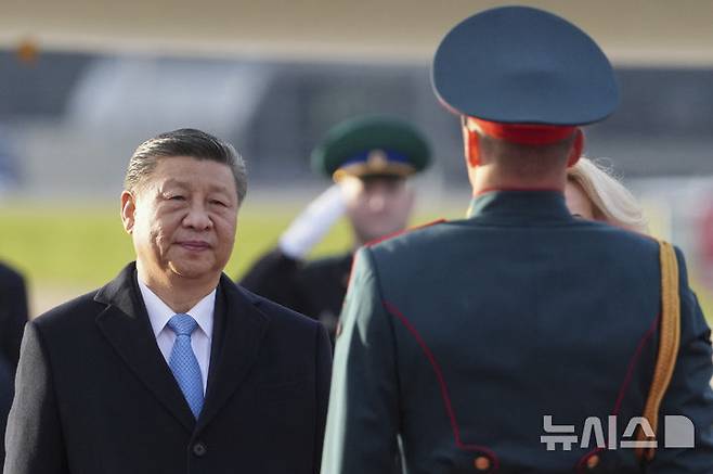 [모스크바=AP/뉴시스] 시진핑 중국 국가주석이 7일(현지 시간) 러시아 모스크바 브누코보 공항에 도착해 의장대 사열을 하고 있다. 시 주석은 러시아의 제2차 세계대전 전승절 80주년 기념식 참석차 러시아를 방문했으며 블라디미르 푸틴 대통령과도 회담할 예정이다. 2025.05.08.