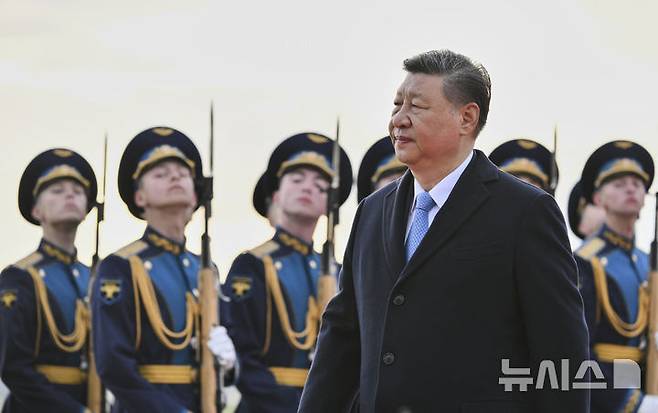 [모스크바=AP/뉴시스] 시진핑 중국 국가주석이 7일(현지 시간) 러시아 모스크바 브누코보 공항에 도착해 러시아 의장대 앞을 지나고 있다. 시 주석은 러시아의 제2차 세계대전 전승절 80주년 기념식 참석차 러시아를 방문했으며 블라디미르 푸틴 대통령과도 회담할 예정이다. 2025.05.08.