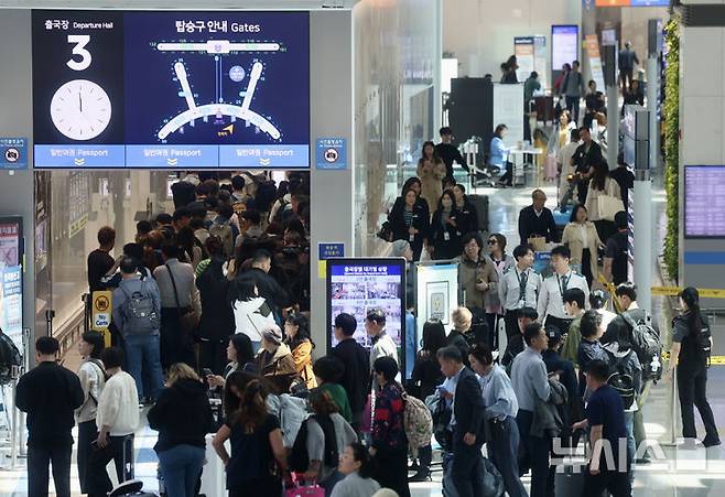 [인천공항=뉴시스] 김명년 기자 = '황금연휴'를 앞둔 29일 오전 인천국제공항 제1여객터미널 출국장에서 여행객들이 이동하고 있다. 5월 황금연휴 동안 김포와 제주 등 전국 14개 공항을 이용하는 여객이 140만명으로 예상되면서, 이기간 인천공항까지 전국공항을 이용하는 이용객은 288만명이 넘을 것으로 전망된다. 2025.04.27. kmn@newsis.com