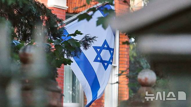 [런던=AP/뉴시스] 영국 런던 켄싱턴에 있는 주영국 이스라엘대사관. (사진=AP) 2025.05.08.