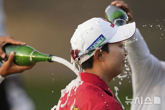 [챈들러=AP/뉴시스] 김효주가 지난 3월30일(현지 시간) 미 애리조나주 챈들러의 월윈드 골프클럽에서 열린 미국 여자프로골프(LPGA) 투어 포드 챔피언십에서 연장 끝에 우승하며 샴페인 세례를 받고 있다. 김효주는 최종 합계 22언더파 266타로 릴리아 부(미국)와 동타를 이뤄 연장 끝에 우승하며 LPGA 통산 7승째를 기록했다. 2025.03.31.