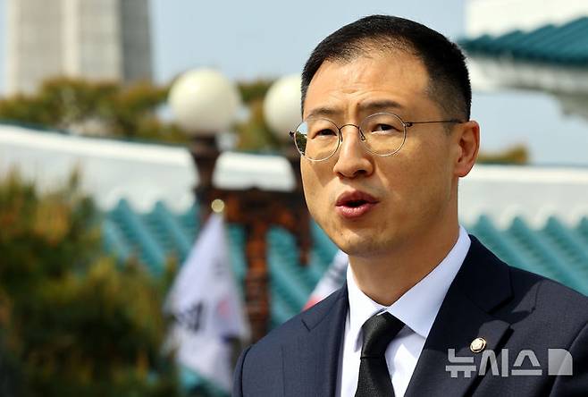 [서울=뉴시스] 박주성 기자 = 김상욱 국민의힘 의원이 8일 오전 서울 동작구 국립서울현충원 참배 후 탈당 기자회견을 하고 있다. 2025.05.08. park7691@newsis.com