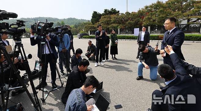 [서울=뉴시스] 박주성 기자 = 김상욱 국민의힘 의원이 8일 오전 서울 동작구 국립서울현충원 참배 후 탈당 기자회견을 하고 있다. 2025.05.08. park7691@newsis.com