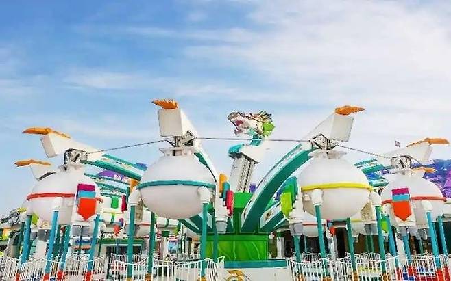 [서울=뉴시스]중국 최초 레고랜드가 오는 7월5일 상하이에서 공식 개장한다. 상하이레고랜드 놀이기구 사진. <사진출처: 웨이보> 2025.05.08