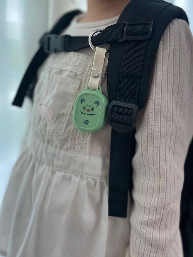 [서울=뉴시스] 초등학생 휴대용 안심벨 올바른 착용 방법(가방 어깨끈 부착). 2025.05.08. (사진=서울시 제공) *재판매 및 DB 금지