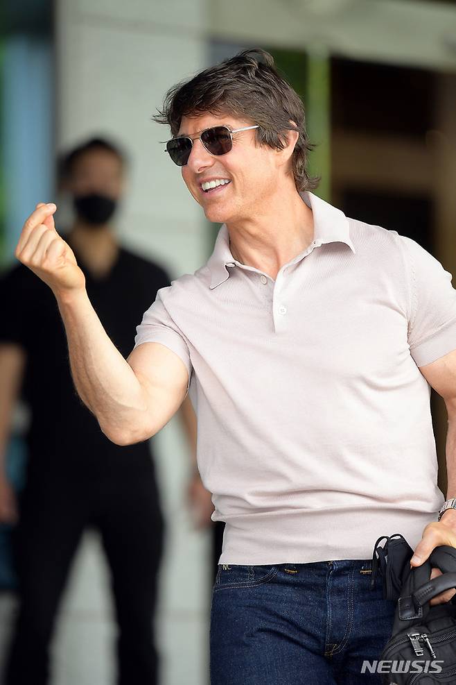 [서울=뉴시스] 정병혁 기자 = 할리우드 스타 톰 크루즈가 영화 '탑건:매버릭' 홍보를 위해 17일 오후 서울 강서구 서울김포비즈니스항공센터를 통해 입국해 팬들과 인사를 나누고 있다. 2022.06.17. jhope@newsis.com