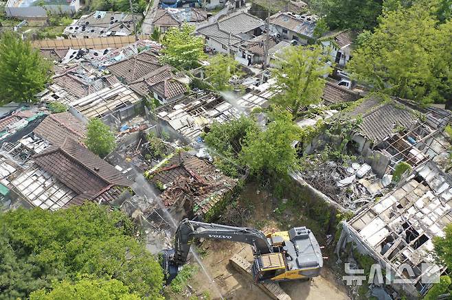 [서울=뉴시스] 김진아 기자 = 8일 서울 노원구 중계본동 마지막 달동네 '백사마을' 철거가 시작되고 있다.  노원구 중계본동 30-3번지 일대는 최고 35층 26동 3178가구 아파트 단지로 재개발한다. 이곳은 1960년대 후반 서울 도심 개발로 밀려난 철거민들이 '산 104번지'에 집단 이주하면서 형성돼 백사마을로 불린다. (공동취재) 2025.05.08. photo@newsis.com