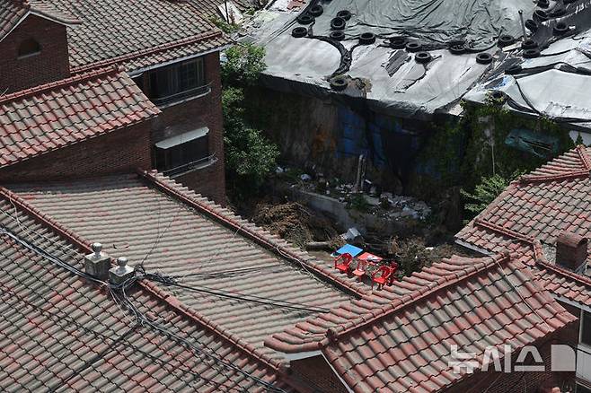 [서울=뉴시스] 김진아 기자 = 8일 서울 노원구 중계본동 마지막 달동네 '백사마을' 철거가 시작됐다.  노원구 중계본동 30-3번지 일대는 최고 35층 26동 3178가구 아파트 단지로 재개발한다. 이곳은 1960년대 후반 서울 도심 개발로 밀려난 철거민들이 '산 104번지'에 집단 이주하면서 형성돼 백사마을로 불린다. 2025.05.08. bluesoda@newsis.com