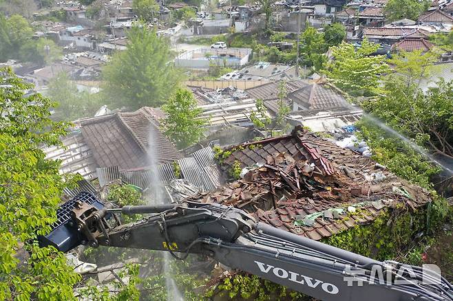 [서울=뉴시스] 김진아 기자 = 8일 서울 노원구 중계본동 마지막 달동네 '백사마을' 철거가 시작되고 있다.  노원구 중계본동 30-3번지 일대는 최고 35층 26동 3178가구 아파트 단지로 재개발한다. 이곳은 1960년대 후반 서울 도심 개발로 밀려난 철거민들이 '산 104번지'에 집단 이주하면서 형성돼 백사마을로 불린다. (공동취재) 2025.05.08. photo@newsis.com