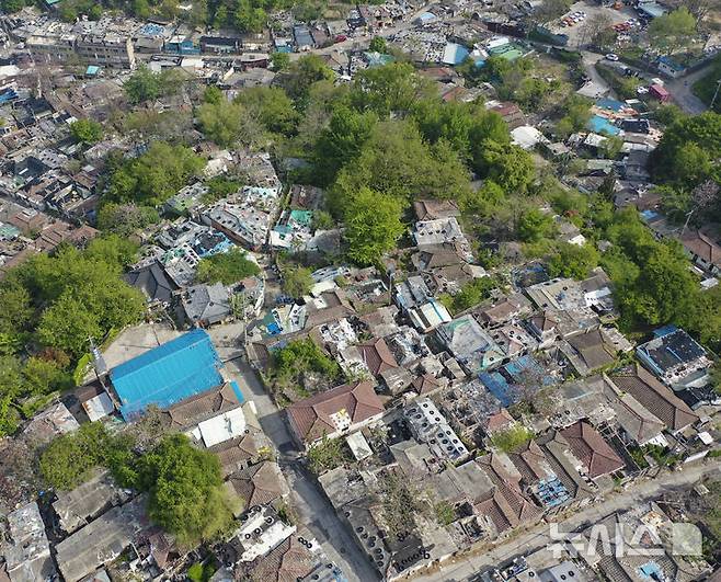 [서울=뉴시스] 김진아 기자 = 8일 서울 노원구 중계본동 마지막 달동네 '백사마을' 철거가 시작됐다.  노원구 중계본동 30-3번지 일대는 최고 35층 26동 3178가구 아파트 단지로 재개발한다. 이곳은 1960년대 후반 서울 도심 개발로 밀려난 철거민들이 '산 104번지'에 집단 이주하면서 형성돼 백사마을로 불린다. (공동취재) 2025.05.08. photo@newsis.com