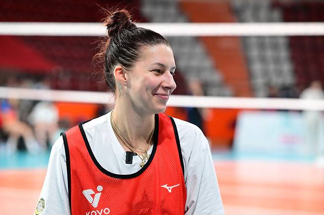 [서울=뉴시스] 윌로우 존슨(미국)이 7일(현지 시간) 튀르키예 이스탄불에서 진행 중인 2025 한국배구연맹(KOVO) 외국인 선수 트라이아웃 첫 연습경기에 참가해 인터뷰를 하고 있다. (사진=KOVO 제공) 2025.05.08. *재판매 및 DB 금지