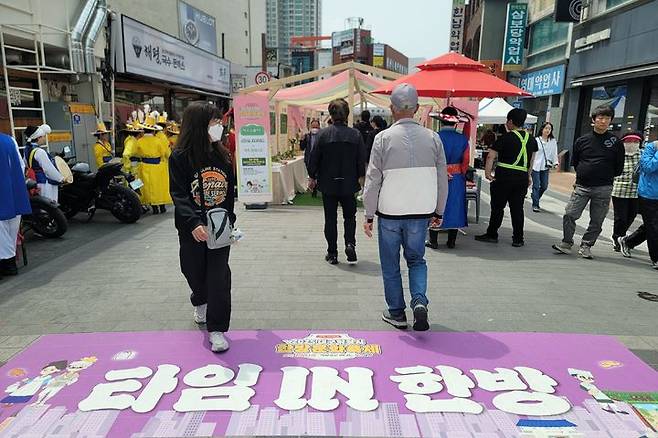 [대구=뉴시스] 이상제 기자 = 대한민국 대표 한방문화축제인 '대구약령시 한방문화축제'가 진행 중인 8일 오후 약전골목 일원은 약재를 구경하려 온 시민들로 붐볐다. 2025.05.08. king@newsis.com  *재판매 및 DB 금지