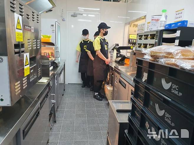 [서울=뉴시스] 서울시 광진구 화양제일골목시장 앞에 위치한 노브랜드 버거 신규 가맹 모델 적용 1호 직영점 매장의 건식 주방 모습. photo@newsis.com