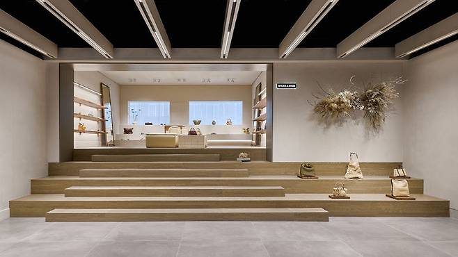 [서울=뉴시스] 자라 명동 눈스퀘어점 슈즈&백 존 (사진=자라 제공) *재판매 및 DB 금지