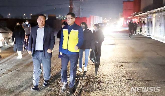 [파주=뉴시스] 김경일 파주시장이 파주읍 연풍리 성매매집결지 '용주골' 현장을 확인하고 있다.(사진=뉴시스 DB).photo@newsis.com