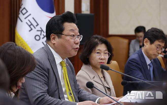 [서울=뉴시스] 김명원 기자 = 주형환 저출산고령사회위원회(저고위) 부위원장이 지난달 29일 서울 종로구 정부서울청사에서 열린 제11차 인구비상대책회의에 참석해 발언하고 있다. 2025.04.29. kmx1105@newsis.com