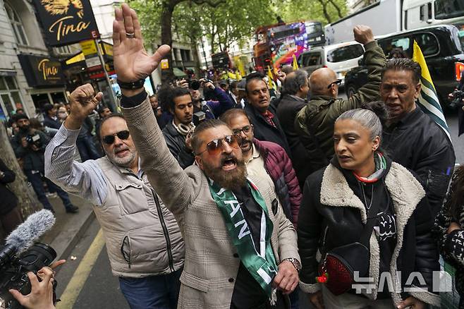 [런던=AP/뉴시스] 7일(현지 시간) 영국 런던에 있는 인도 고등판무관 건물 앞에서 파키스탄 국적으로 보이는 시위대가 인도의 미사일 공격에 항의하고 있다. 2025.05.08.