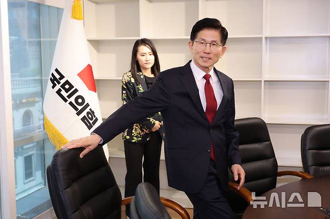 [서울=뉴시스] 권창회 기자 = 김문수 국민의힘 대선 후보가 8일 서울 여의도 국민의힘 중앙당사에 마련된 대통령 후보실에 방문해 내부를 둘러보고 있다. 2025.05.08. kch0523@newsis.com