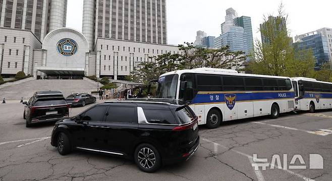 [서울=뉴시스] 사진공동취재단 = 내란 우두머리 혐의로 기소된 윤석열 전 대통령의 첫 정식 형사재판이 열리는 지난달 14일 오전 윤 전 대통령이 탑승한 차량이 서울 서초구 서울중앙지방법원 지하주차장으로 들어가고 있다. 2025.05.08. photo@newsis.com