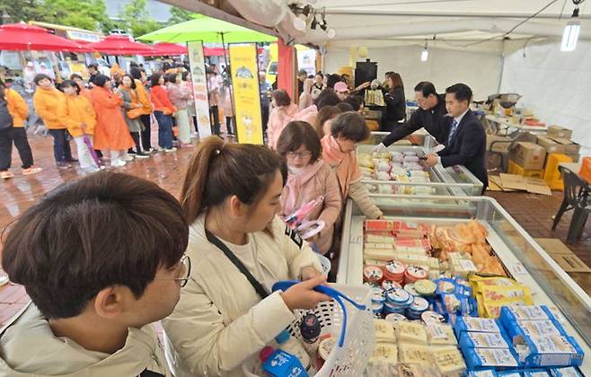 [임실=뉴시스] 김종효 기자 = 3일 전북 임실군 오수의견공원에서 열린 '2025 임실N펫스타'에서 방문객들이 임실N치즈를 살펴보고 있다. (사진=임실군 제공) 2025.05.03. photo@newsis.com *재판매 및 DB 금지