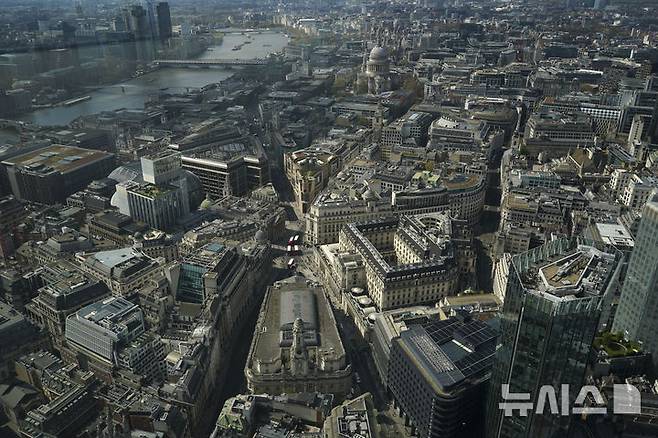 [런던=AP/뉴시스]영국 런던의 전망대에서 9일 영국은행과 왕립거래소 모습이 보이고 있다. 트럼프 미 행정부의 관세 정책으로 세계경제 성장에 대한 잠재적 충격이 우려되는 가운데 영국 중앙은행 영국은행은 8일 기준금리를 4.25%로 0.25%포인트 인하했다. 2025.05.08.