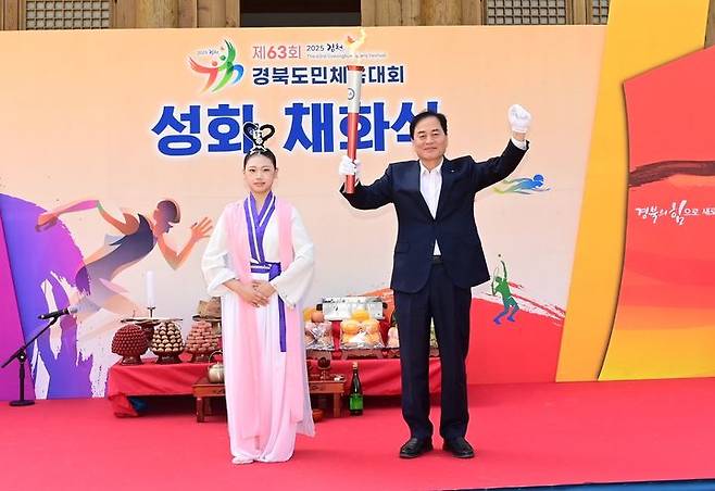 [김천=뉴시스] 배낙호 시장이 성화 채화식을 하고 있다. (사진=김천시 제공) 2025.05.08 photo@newsis.com *재판매 및 DB 금지