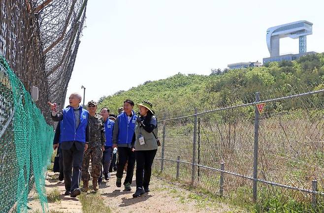 [서울=뉴시스] 유인촌 문화체육관광부 장관이 8일 로컬100인 강원도 고성군 통일전망대에서 시작되는 고성 DMZ 평화의 길 테마노선을 걷고 있다. (사진=문화체육관광부 제공) 2025.05.08. photo@newsis.com *재판매 및 DB 금지