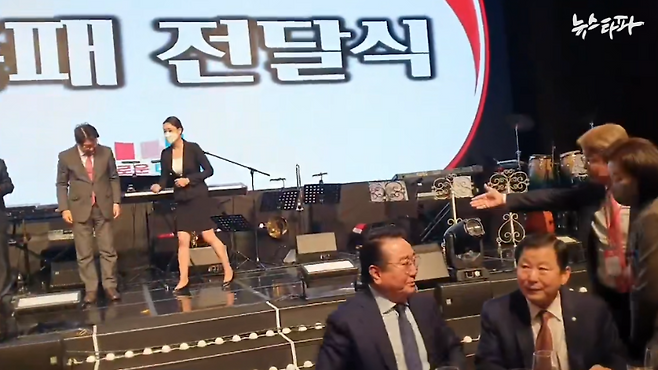 ▲ 2022년 12월 14일 서울 63빌딩에서 열린 새미준 발대식에 국민의힘 중진 의원들이 대거 참석했다. 무대 위 권성동 의원, 무대 아래 왼쪽부터 이영수 회장, 이철규, 나경원 의원.