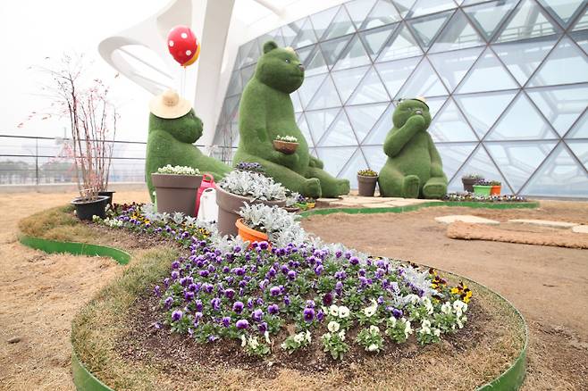 서울식물원에 설치된 곰 세마리 조형물. 최근 '곰 3마리는 저출산을 조장한다'는 민원에 따라 철거된다는 소식이 전해지며 관심을 모았다. 서울식물원 제공