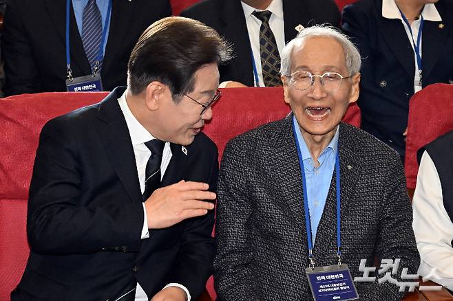 지난달 30일 서울 여의도 국회 의원회관에서 열린 더불어민주당 제21대 대통령선거 '진짜 대한민국' 중앙선거대책위원회 출범식에서 이재명 대선후보가 상임총괄선대위원장을 맡은 윤여준 전 환경부 장관과 대화를 하고 있다. 윤창원 기자