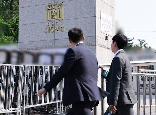 윤석열 전 대통령이 연루된 해병대 채상병 순직 사건 외압 의혹을 수사하는 고위공직자범죄수사처 관계자들이 7일 서울 용산 대통령실 민원실을 들어가고 있다. 연합뉴스