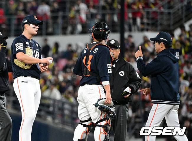 [OSEN=광주, 지형준 기자] 9회말 무사 1루에서 한화 양상문 코치가 마운드에 올라 김서현, 최재훈 배터리와 이야기를 나누고 있다. 2025.05.02 /jpnews@osen.co.kr