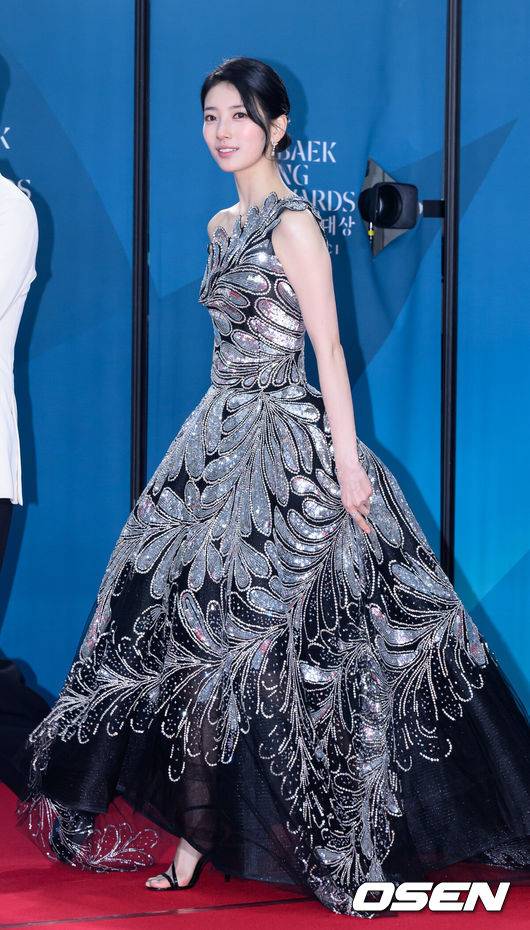 [OSEN=이대선 기자] 5일 오후 서울 강남구 코엑스 D홀에서 ‘제61회 백상예술대상 with 구찌’ 레드카펫 행사가 열렸다.방송·영화·연극을 아우르는 국내 유일무이 종합 예술 시상식 ‘제61회 백상예술대상 with 구찌’는 JTBC·JTBC2·JTBC4에서 동시 생중계, 프리즘·네이버TV·치지직에서 디지털 생중계된다.배우 수지가 레드카펫을 밟고 있다. 2025.05.05 /sunday@osen.co.kr