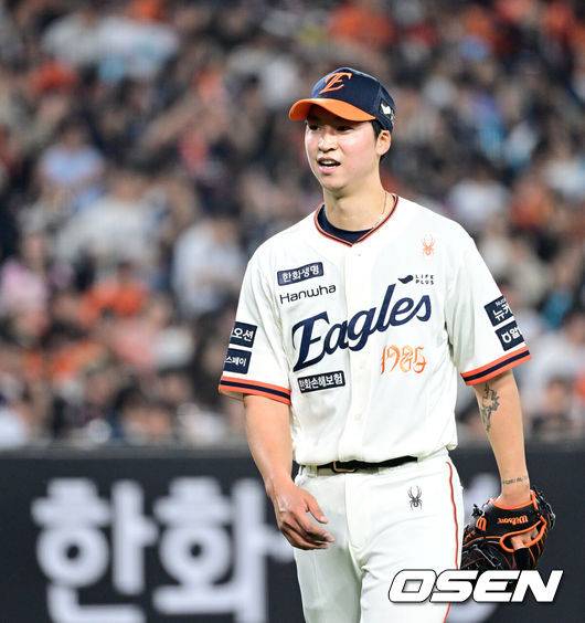 [OSEN=대전, 최규한 기자] 18일 오후 대전 한화생명 볼파크에서 ‘2025 신한 SOL Bank KBO리그’ 한화 이글스와 NC 다이노스의 경기가 열렸다.홈팀 한화는 엄상백, 방문팀 NC는 로건 앨런을 선발로 내세웠다.5회초 NC 공격을 막아낸 한화 선발 엄상백이 더그아웃으로 향하고 있다. 2025.04.18 / dreamer@osen.co.kr