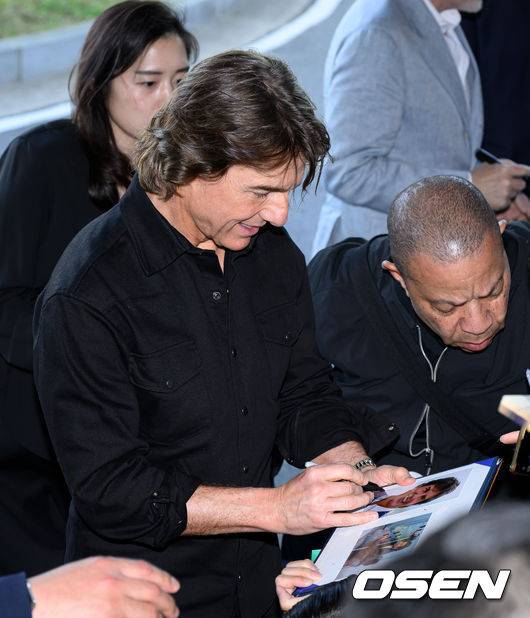 레드카펫 행사 방불케하는 팬 서비스