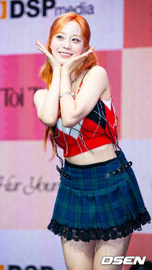 [OSEN=민경훈 기자] 12일 오후 서울 마포구 신한pLay 스퀘어 라이브홀에서 카라 허영지 솔로 데뷔 싱글 1집 'Toi Toi Toi' 미디어 쇼케이스가 열렸다.가수 허영지가 무대 위에서 포토타임을 갖고 있다. 2023.09.12 /rumi@osen.co.kr