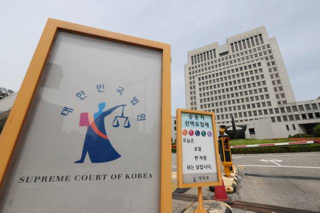 ▲더불어민주당은 5일 이재명 대선 후보의 파기환송심 일정과 관련해 조희대 대법원장을 향해 선거운동 기간에 잡힌 모든 대선 후보자의 재판 기일을 대선 뒤로 미루라고 요구했다. 민주당은 이같은 조치가 선거운동 시작일인 12일 전까지는 이뤄져야 한다고 못 박으면서, 이 요구가 받아들여지지 않을 경우 대법원장 탄핵을 포함한 특단의 조치에 나설 수 있음을 시사했다. 사진은 6일 서울 서초구 대법원. ⓒ연합뉴스